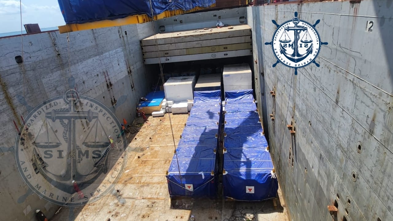 Heavy-lift loading supervised on the quay