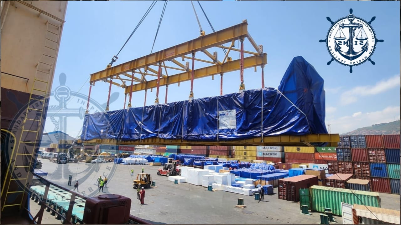 Heavy-lift unit swung over the quay during loading